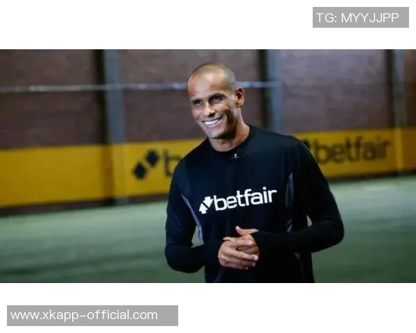 内马尔向里瓦尔多赠送签名球衣并晒合影表达对偶像的敬意