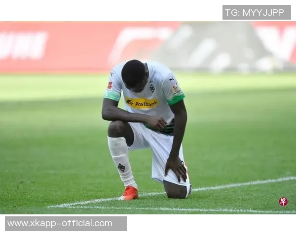 英超球员本周赛前首次单膝下跪共同反对种族歧视行动