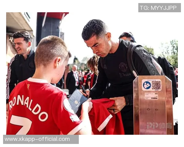 德约与C罗亲密互动造访网球中心互赠球衣与球拍 德约与C罗亲密互动造访网球中心互赠球衣与球拍