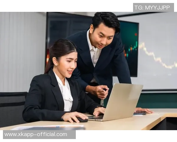 卡斯尔称赞科内特在攻防两端表现出色并展现出卓越沟通能力 卡斯尔称赞科内特在攻防两端表现出色并展现出卓越沟通能力