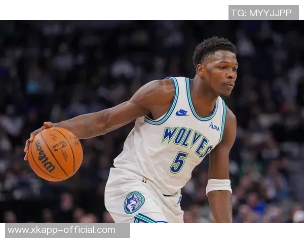 爱德华兹表现稳定半场5投3中斩获11分正负值高达12助球队争胜